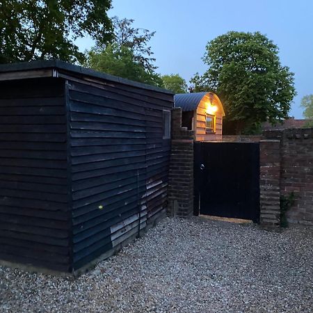 Gatwick Hideaway Hut Hotel Charlwood Ngoại thất bức ảnh