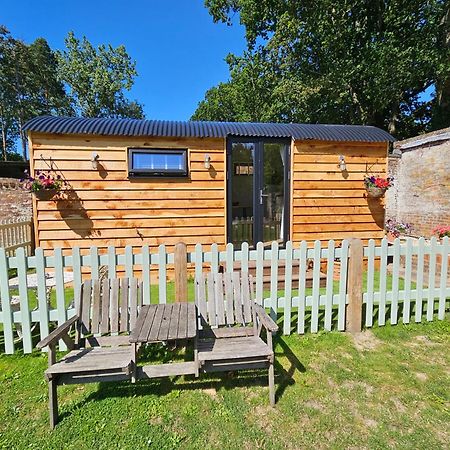 Gatwick Hideaway Hut Hotel Charlwood Ngoại thất bức ảnh