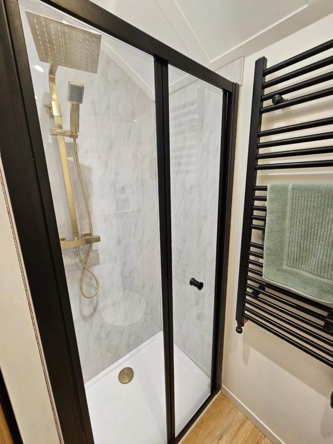 Gatwick Hideaway Hut Hotel Charlwood Ngoại thất bức ảnh