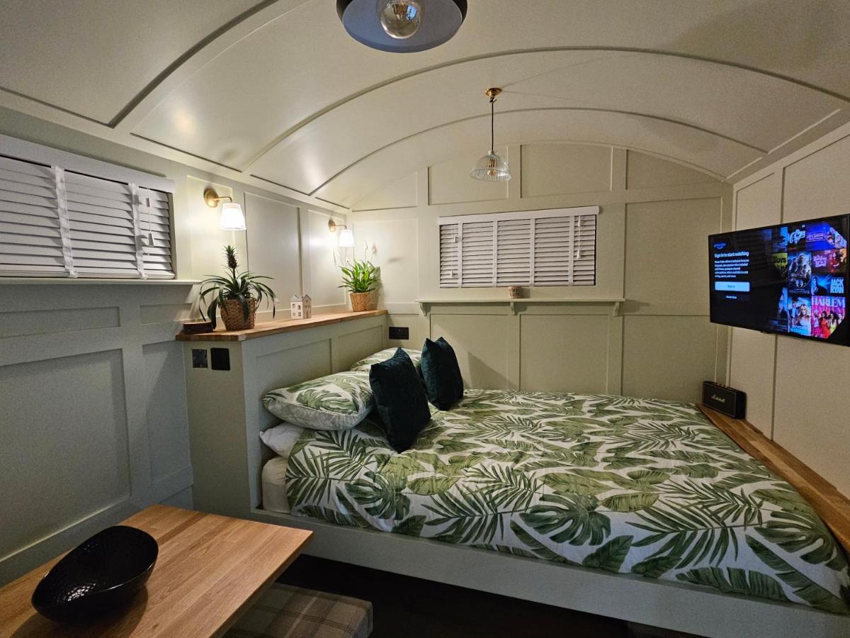 Gatwick Hideaway Hut Hotel Charlwood Ngoại thất bức ảnh