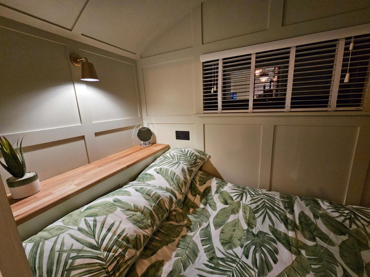 Gatwick Hideaway Hut Hotel Charlwood Ngoại thất bức ảnh