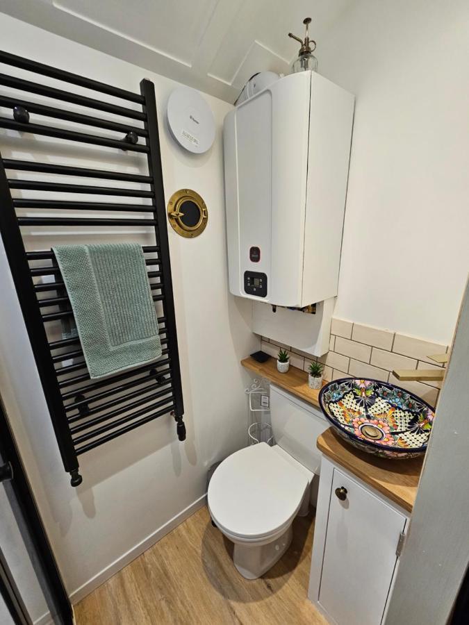 Gatwick Hideaway Hut Hotel Charlwood Ngoại thất bức ảnh