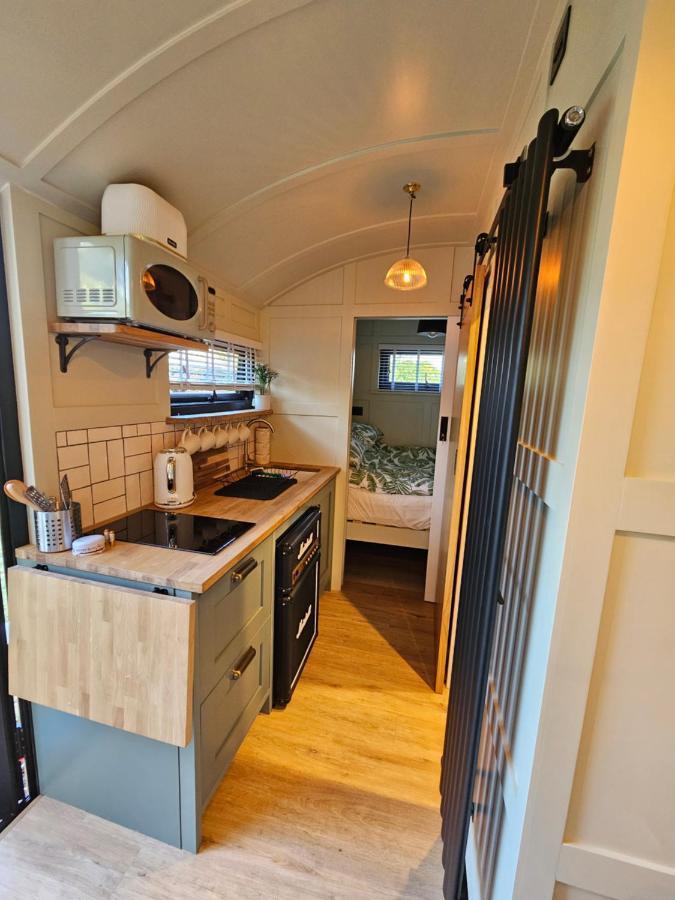Gatwick Hideaway Hut Hotel Charlwood Ngoại thất bức ảnh