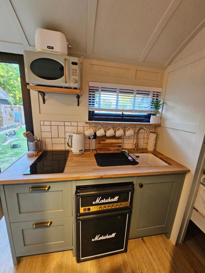 Gatwick Hideaway Hut Hotel Charlwood Ngoại thất bức ảnh