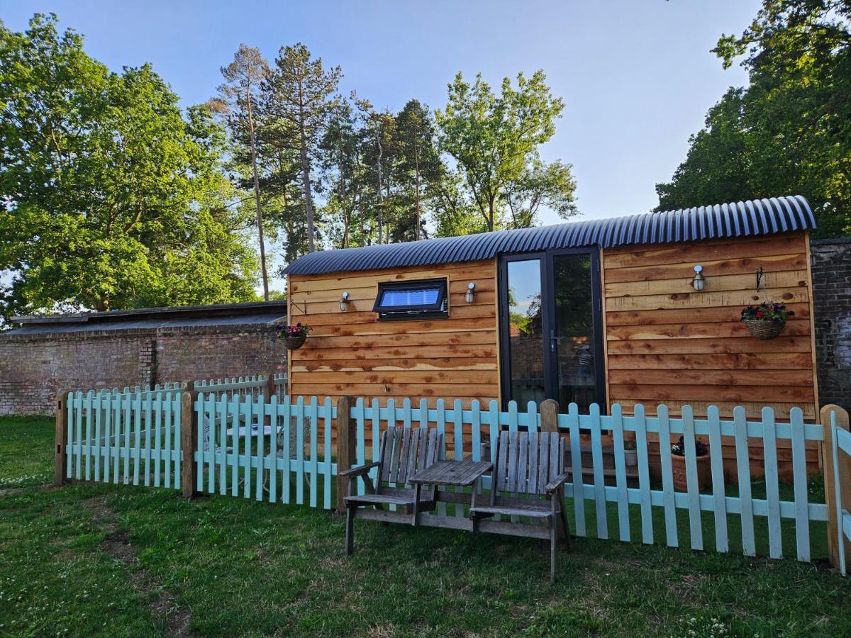Gatwick Hideaway Hut Hotel Charlwood Ngoại thất bức ảnh