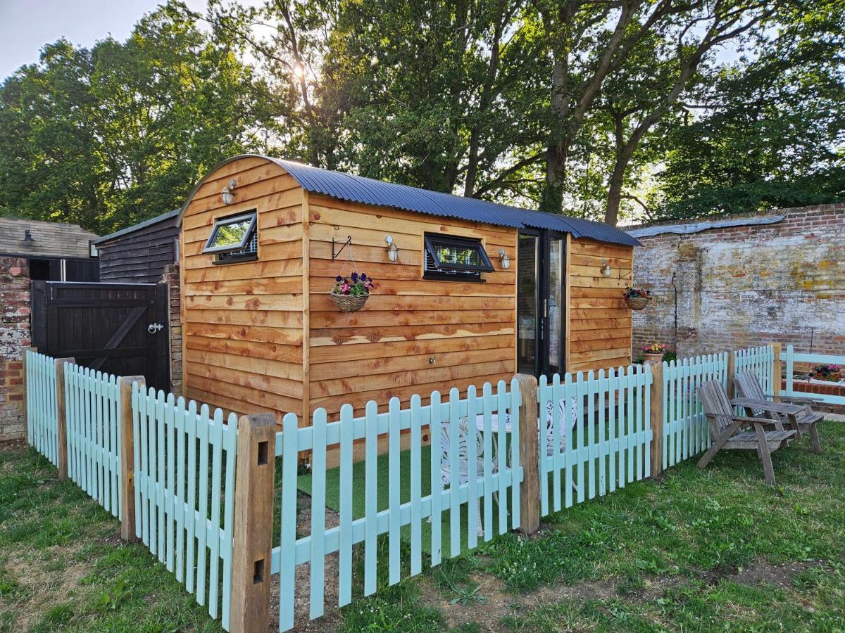 Gatwick Hideaway Hut Hotel Charlwood Ngoại thất bức ảnh
