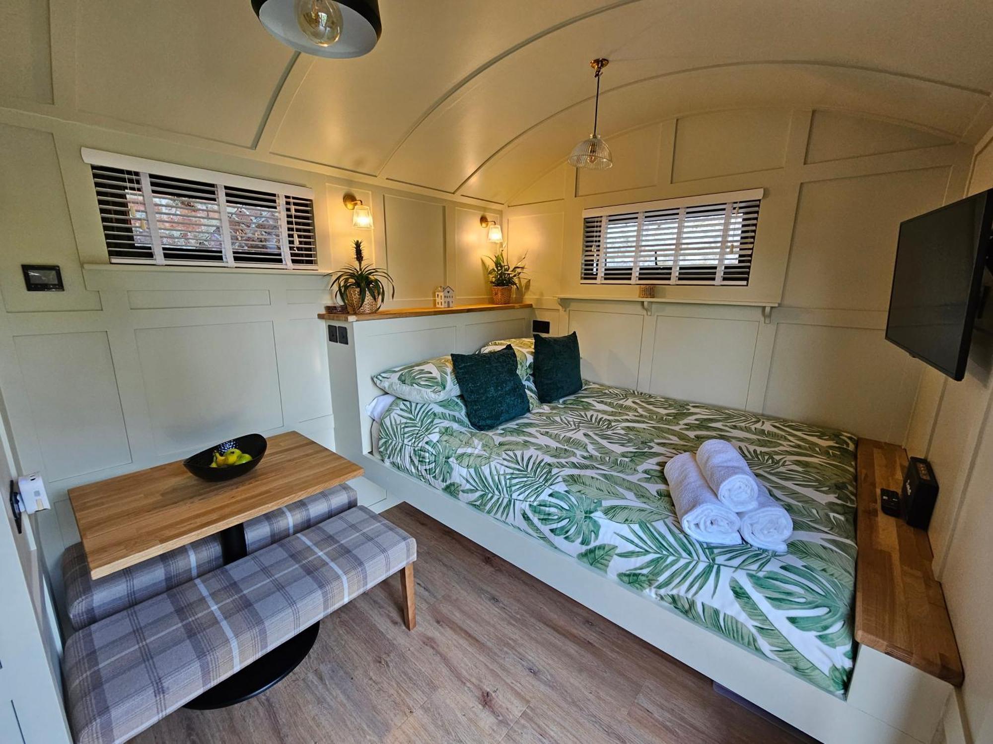 Gatwick Hideaway Hut Hotel Charlwood Ngoại thất bức ảnh