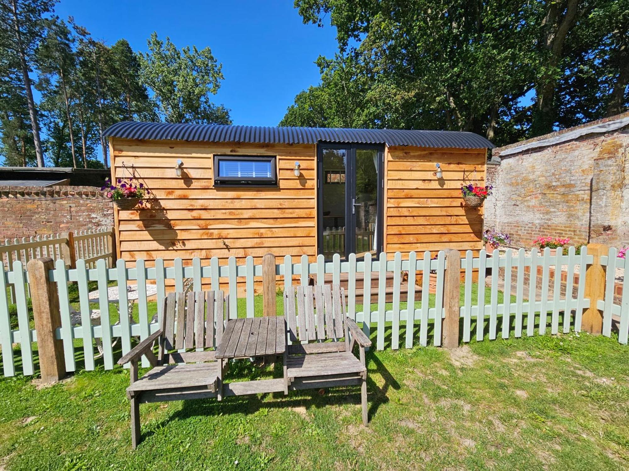 Gatwick Hideaway Hut Hotel Charlwood Ngoại thất bức ảnh